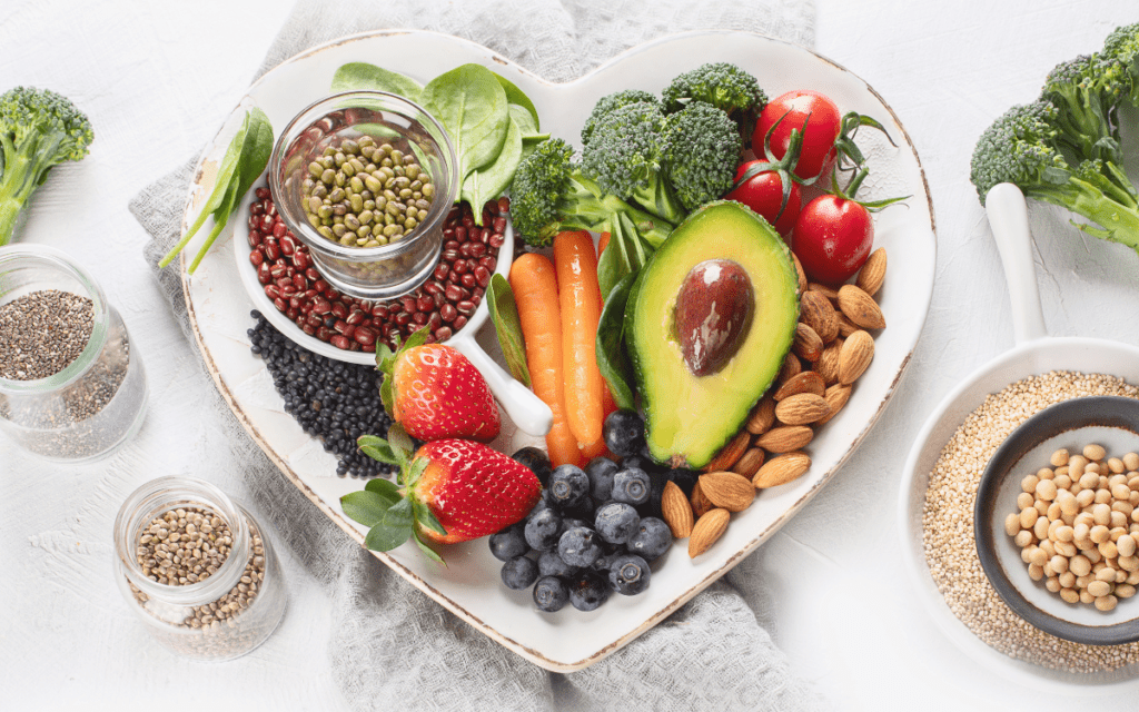 Imagen con frutas, verduras y semillas, de un estilo de vida vegano.